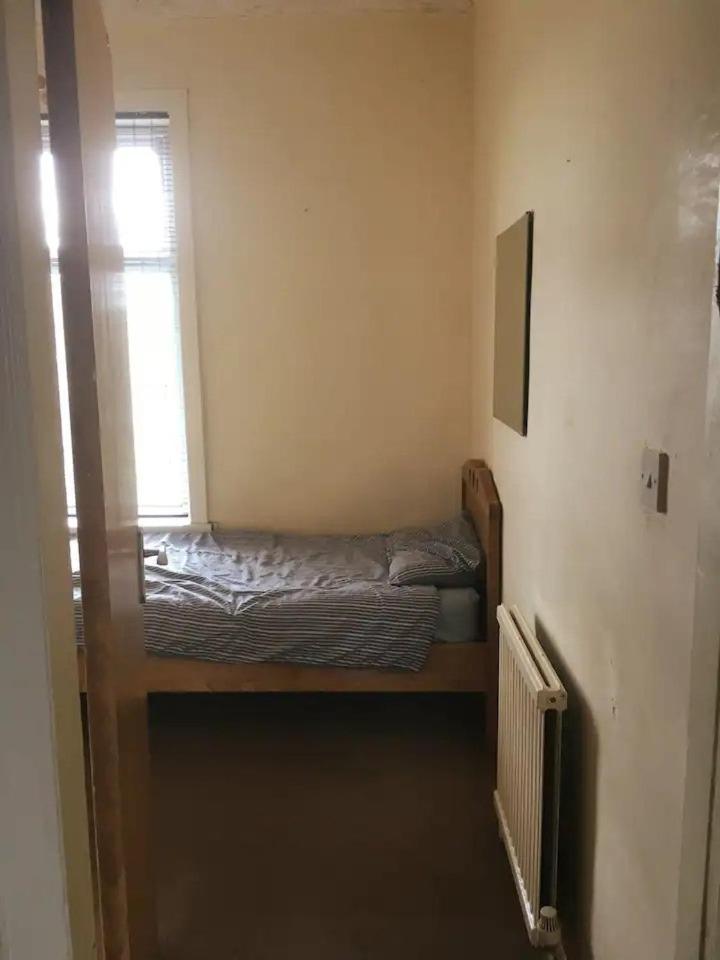 Single Room - Town & University Nearby, 24H Bus, Airport-Linked Manchester Ngoại thất bức ảnh