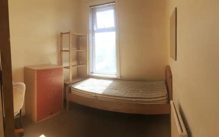 Single Room - Town & University Nearby, 24H Bus, Airport-Linked Manchester Ngoại thất bức ảnh