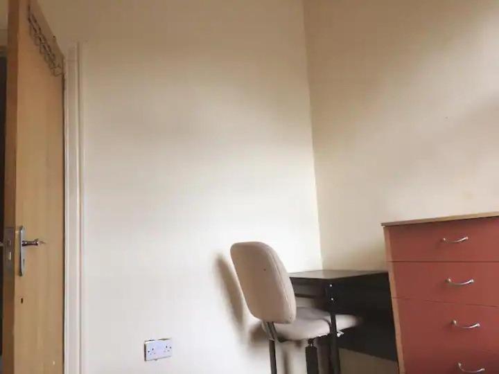 Single Room - Town & University Nearby, 24H Bus, Airport-Linked Manchester Ngoại thất bức ảnh