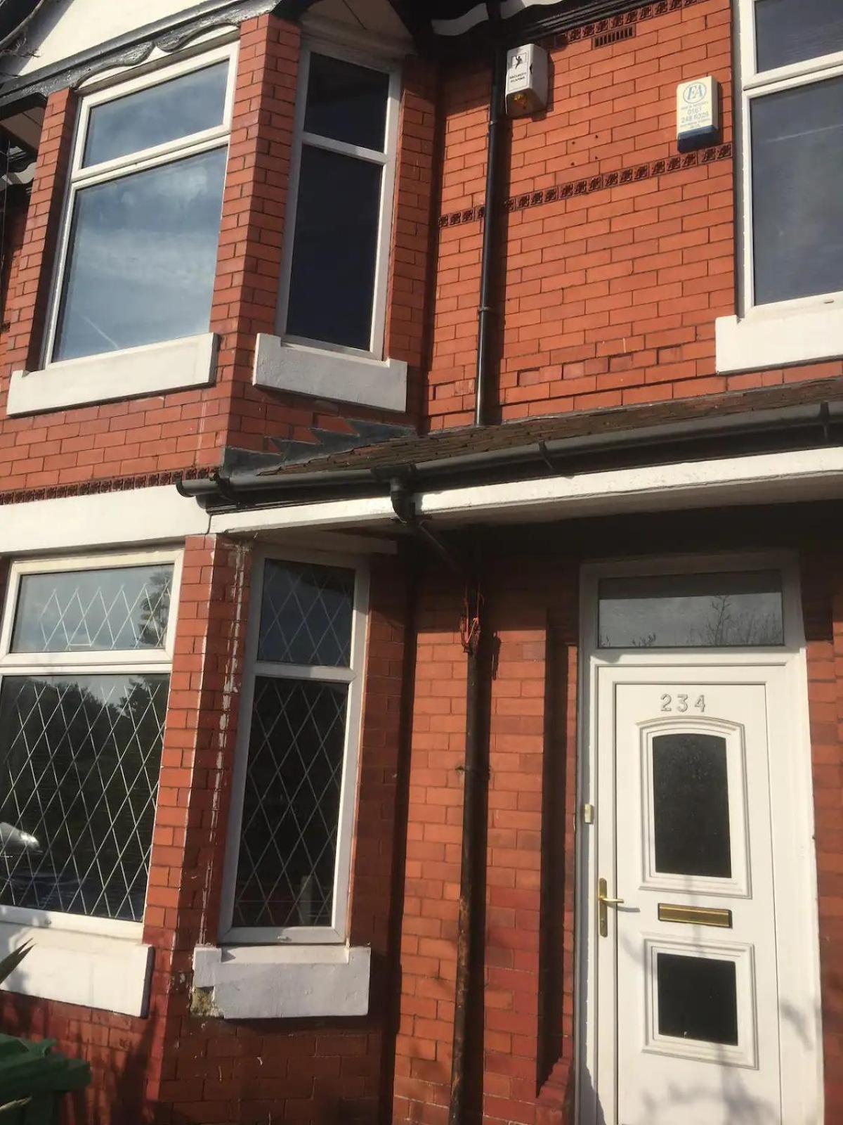 Single Room - Town & University Nearby, 24H Bus, Airport-Linked Manchester Ngoại thất bức ảnh